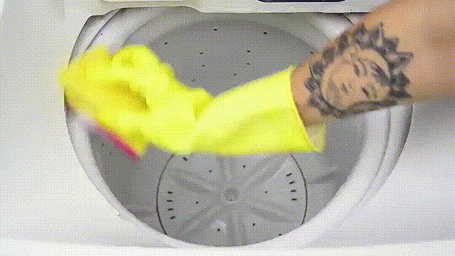 Dùng giẻ lau sạch vách và đáy của lồng giặt sau khi máy chạy xong