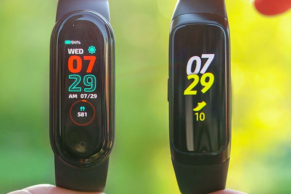 Màn hình hiển thị của Mi Band 5 và Galaxy Fit 2