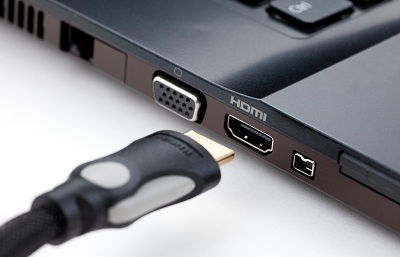 Cắm cáp vào các cổng HDMI trên máy chiếu và laptop