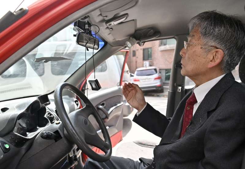 Giáo sư Han và chiếc xe tự hành của mình.