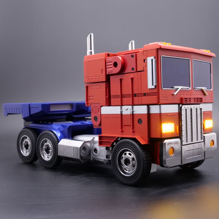Optimus Prime biến đổi linh hoạt từ robot trở thành xe tải.