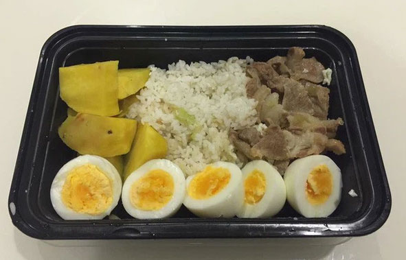 Khoai lang luộc, trứng luộc, thịt và cơm trắng.