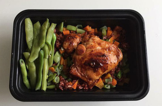 Thực đơn ăn kiêng Eat Clean gồm thịt gà, gạo lứt, đỗ luộc cùng carot giúp bạn đơn giản hóa một cách tối đa trong nấu nướng, giúp ăn ngon lại giảm cân.