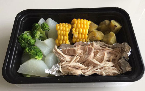Thực đơn Eat Clean với khoai lang, ngô ngọt, thịt gà xé, bông cải xanh, củ cải luộc.