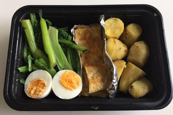 Thực đơn ăn kiêng gồm trứng luộc, cải luộc, đậu rán, khoai lang luộc.