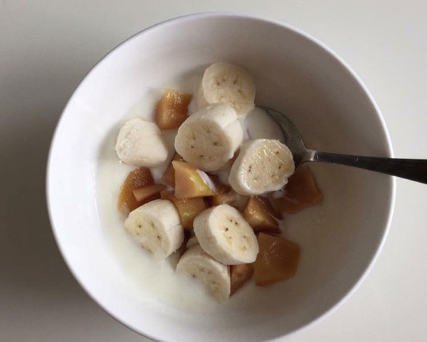 Thực đơn bữa sáng cho người giảm cân với các loại hoa quả trộn sữa chua.