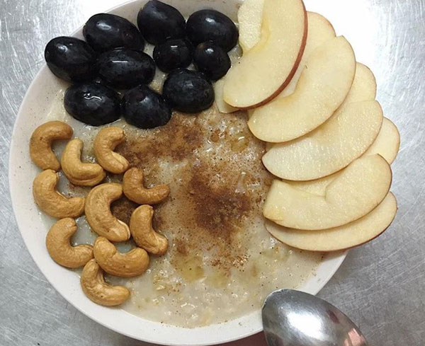 Bữa sáng ăn kiêng Eat Clean với cháo yến mạch ăn kèm các loại hạt và trái cây.