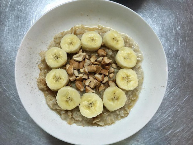 Cháo yến mạch với chuối chín, phủ thêm chút hạt yêu thích.