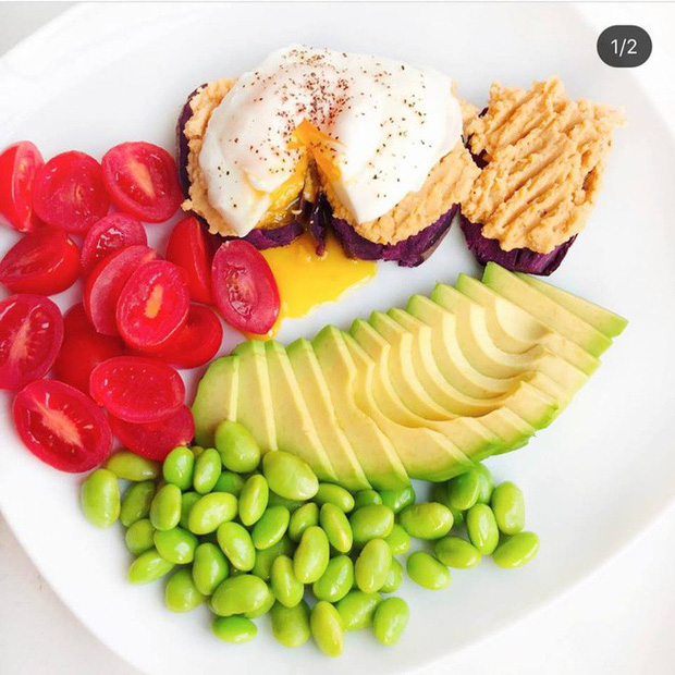 Bữa sáng tràn đầy năng lượng không lo tăng cân với trứng ốp ăn kèm khoai lang tím, quả bơ, một chút hạt đậu và cà chua bi.