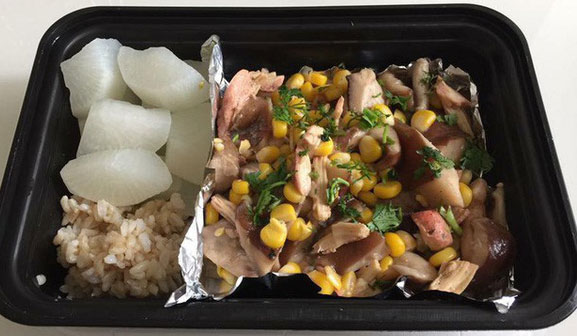 Thực đơn giảm cân với ngô ngọt, củ cải luộc, thịt gà và gạo lứt đem lại nhiều lợi ích sức khỏe mà khỏi lo béo.