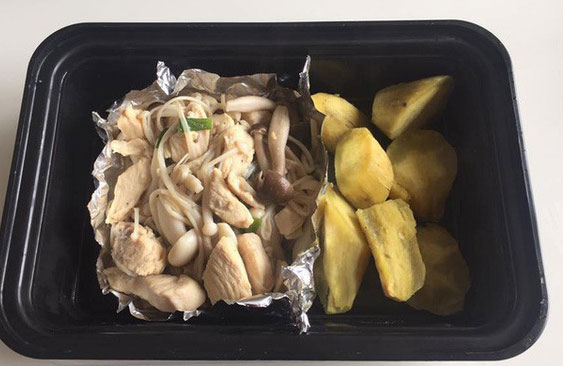 Bữa ăn vừa ngon vừa không lo béo với thịt gà xào nấm ăn kèm khoai lang luộc.