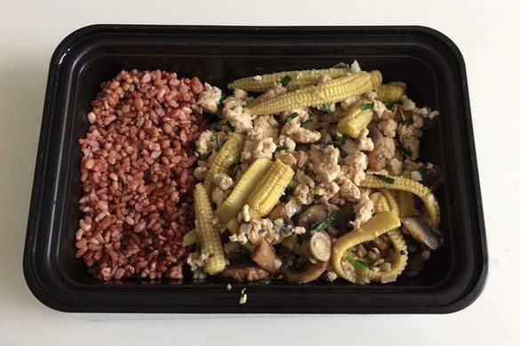 Ngô non, nấm xào thịt gà ăn cùng gạo lứt.