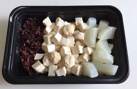 Bữa ăn cho người muốn giảm cân và đốt cháy mỡ bụng gồm thịt chả băm viên ăn kèm đậu phụ, củ cải luộc với cơm gạo lứt.