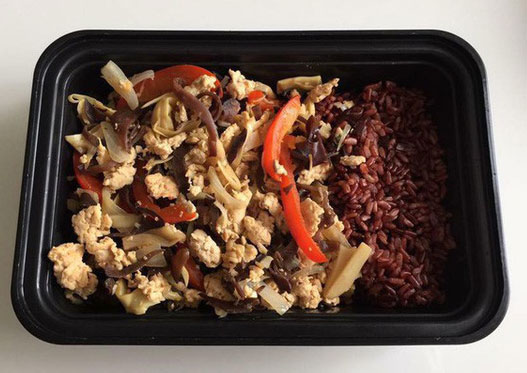 Cơm gạo lứt ăn kèm thịt gà xào ớt, nấm, mộc nhĩ cho người ăn kiêng.