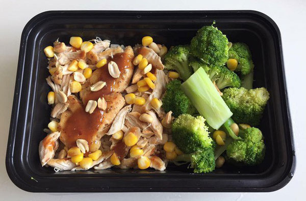 Thực đơn lành mạnh để giảm cân gồm bông cải xanh, thịt gà ức vai.