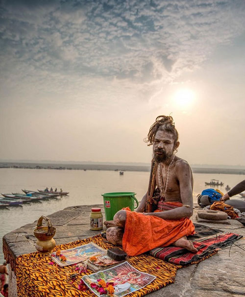 Một “thánh nhân” Naga sadhu.