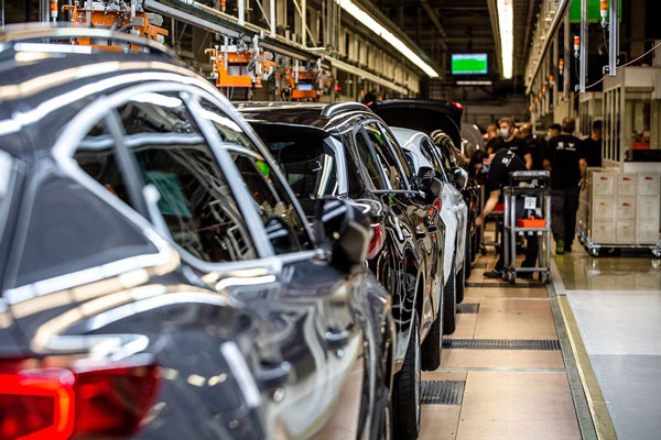 Do thiếu nguồn chip, nhiều nhà máy xe hơi phải tạm dừng hoạt động. Ảnh: Automotive News.