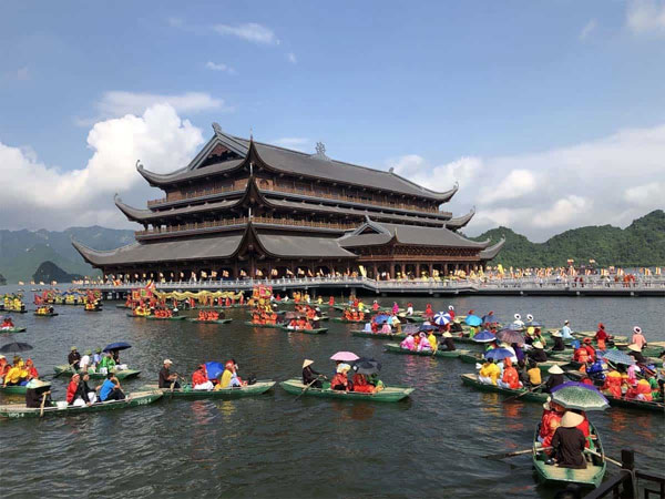 Nhà khách Thủy Đình, nơi đầu tiên mà bạn đặt chân tới khi đến với chùa Tam Chúc. Tại đây, bạn sẽ ghé vào mua vé, check in, lên thuyền và tham quan nội thất, tranh ảnh giới thiệu về chùa Tam Chúc.