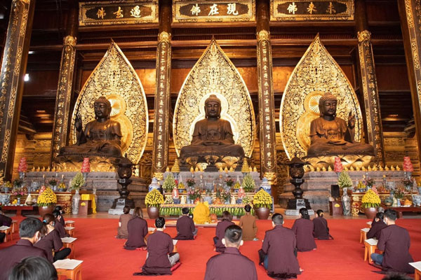 Chùa Tam Chúc được xây dựng với 3 chính điện là điện Pháp Chủ, điện Quan Âm và điện Tam Thế. Mỗi điện sẽ thờ một vị Phật mang ý nghĩa riêng