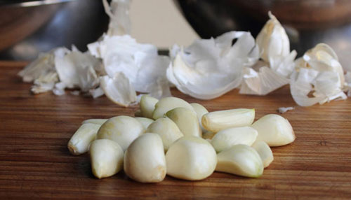 Use garlic to repel ants