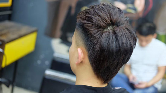 Tóc Mohican để gáy.