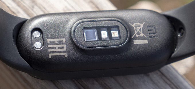 Các cảm biến ở mặt sau của Mi Band 6
