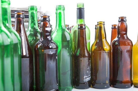 Chai thủy tinh đựng bia thường có màu nâu hoặc xanh lá 