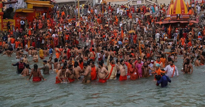 Tắm trên sông Hằng 