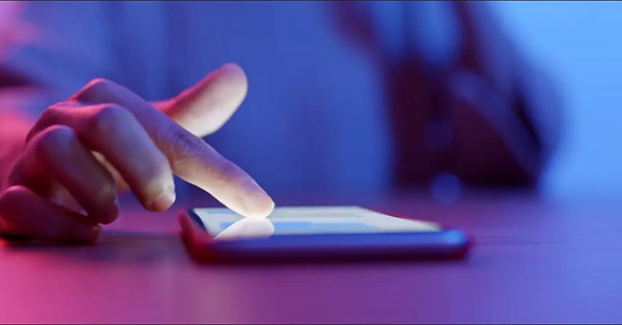 Tại sao màn hình iPhone của bạn cứ lúc tối lúc sáng? Khắc phục thế nào?