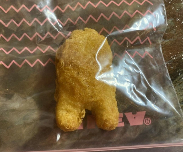 Miếng gà McDonald có hình thù giống nhân vật trong game Among Us.
