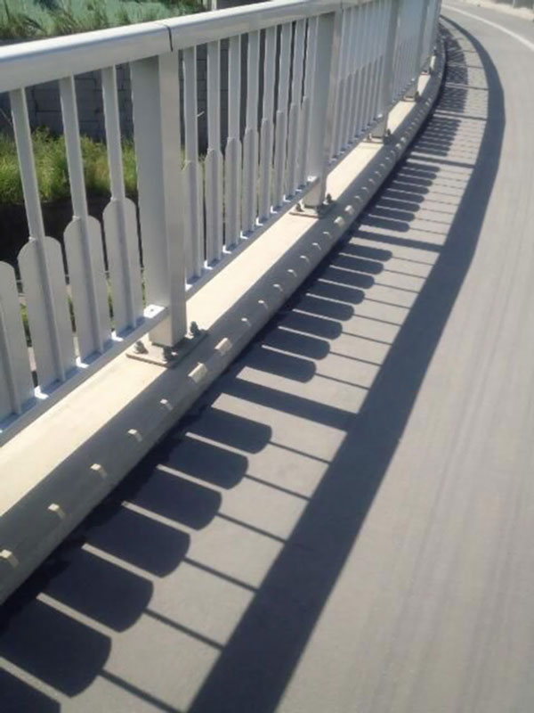 Bóng của hàng lan can tạo thành những phím đàn piano.