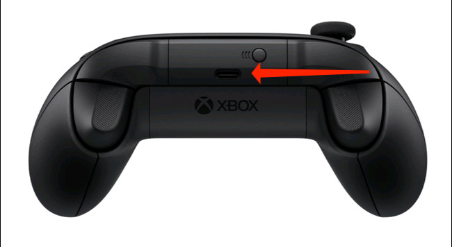 Plug the Xbox wireless controller into the computer via the USB port