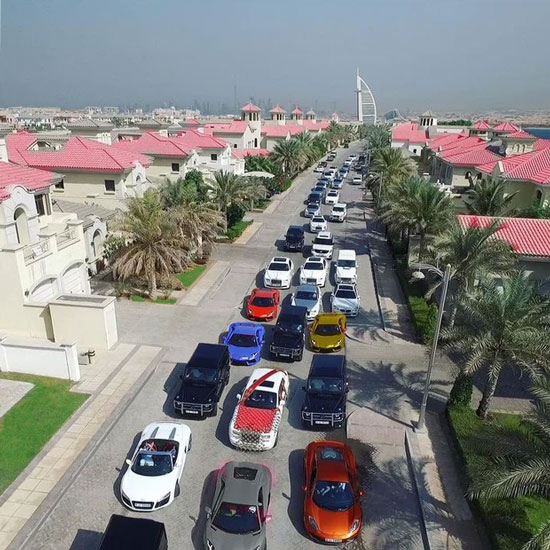 Đây là cảnh kẹt xe ở Dubai, chỉ toàn thấy Ferrari và Lamborghini.