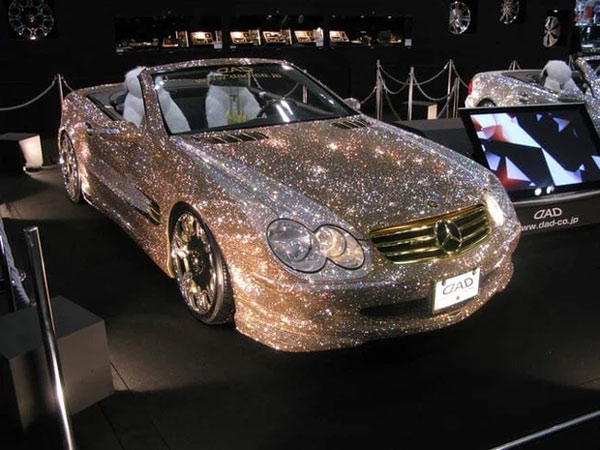 Chiếc Mercedes này được dát 300.000 viên kim cương có giá 4,8 triệu USD (cỡ 110.800 tỷ).
