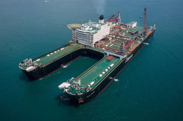 Tàu nâng hạng nặng Pioneering Spirit được sử dụng trong nhiệm vụ khó khăn này. Ảnh: Shell.