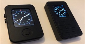 Lộ diện nguyên mẫu Apple Watch trong ốp bảo mật, nhìn không khác gì điện thoại 'cục gạch'
