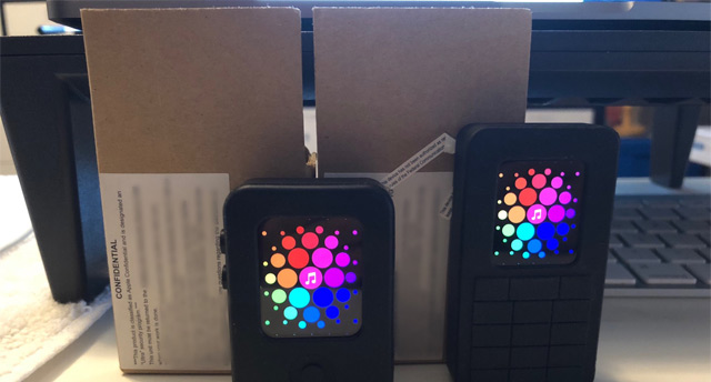 Hình ảnh nguyên mẫu chiếc Apple Watch được bảo vệ bằng ốp bảo mật nhựa và phía sau là chiếc hộp đựng có dán nhãn "Bí mật".