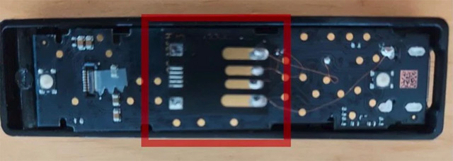 Mặt sau của ví cứng tiền điện tử Ledger giả.