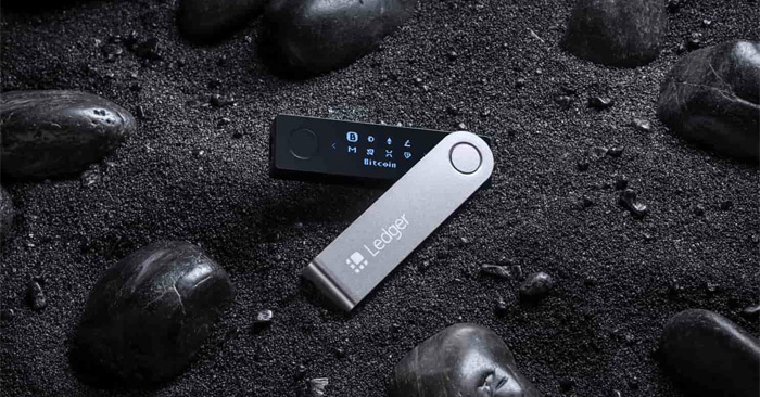 Close-up inside fake Ledger cryptocurrency hardware wallet ví
