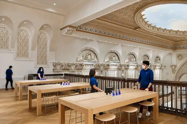 ...và ban công phía trên hiện đóng vai trò như một Genius Bar, hỗ trợ khác hàng cá nhân.