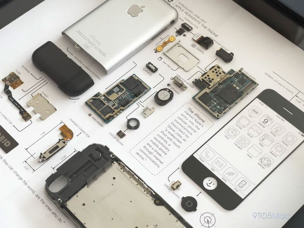 Toàn bộ linh kiện bên trong của iPhone 2G. Toàn bộ phần khung máy được làm từ nhôm, chỉ có phần đáy máy có một mảng nhựa để đặt ăng-ten thu sóng.