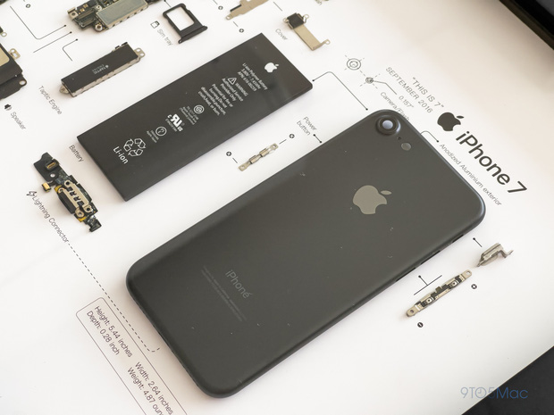 iPhone 6 có bộ khung sơn đen nhám khá bắt mắt.