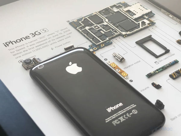 iPhone 3GS sở hữu một mặt lưng nhựa bóng khá dễ trầy xước.