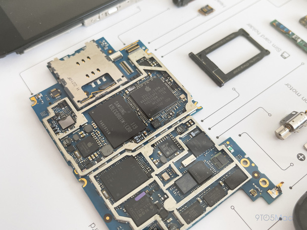 Phần board mạch chủ với vi xử lý vẫn được gia công bởi Samsung.
