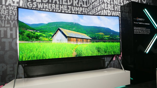 Samsung Class 105S9 là chiếc TV được ra mắt năm 2014 và chỉ sản xuất theo đơn đặt hàng. Nó có kích thước 105 inch, độ phân giải 4K, tích hợp 4 cổng HDMI và màn hình có thể thẳng hoặc cong tùy nhu cầu của người dùng. Giá bán của nó là 120.000 USD. Ảnh: CNET.