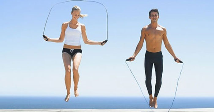 Nhảy dây giảm cân không chỉ giúp bạn tăng cường sức khỏe mà còn là bí quyết giúp bạn có được số đo cơ thể hoàn hảo. Hãy cùng thực hiện bài tập thể thao này với những động tác nhảy linh hoạt và thú vị, giúp đốt cháy mỡ thừa trong cơ thể.