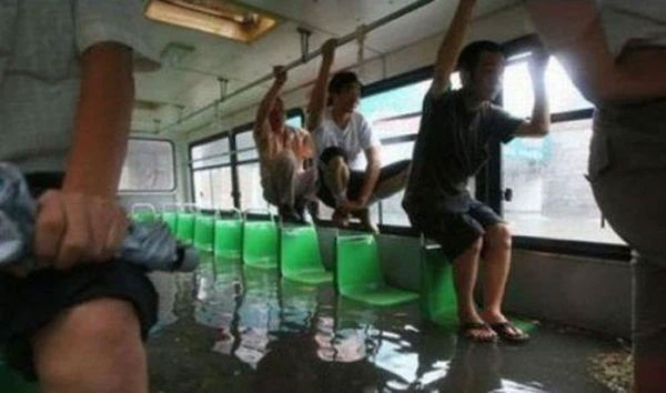 3. Đi xe bus mùa lũ ở Ấn Độ. Có vẻ người dân ở đây quá quen với tình cảnh này rồi.