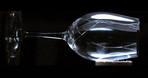 Khoảnh khắc ly rượu vỡ tan ở tốc độ 187.500 khung hình/giây