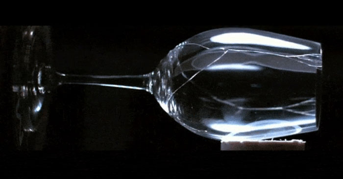 Chiếc ly thủy tinh vỡ