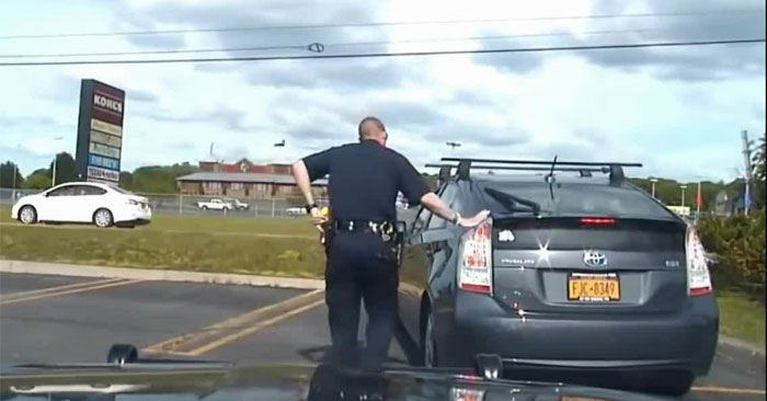 Cảnh sát chạm vào đuôi xe 